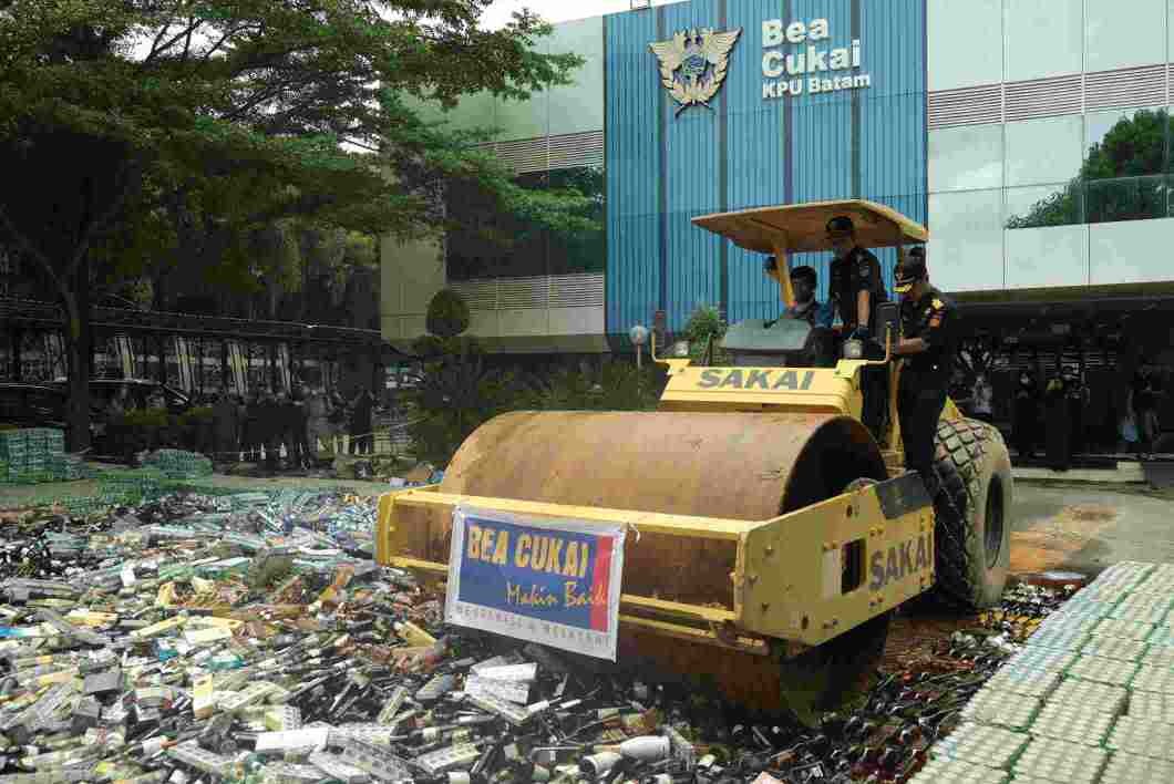 Rokok hingga Miras Ilegal Senilai Rp10,1 M Dimusnahkan Bea Cukai Batam