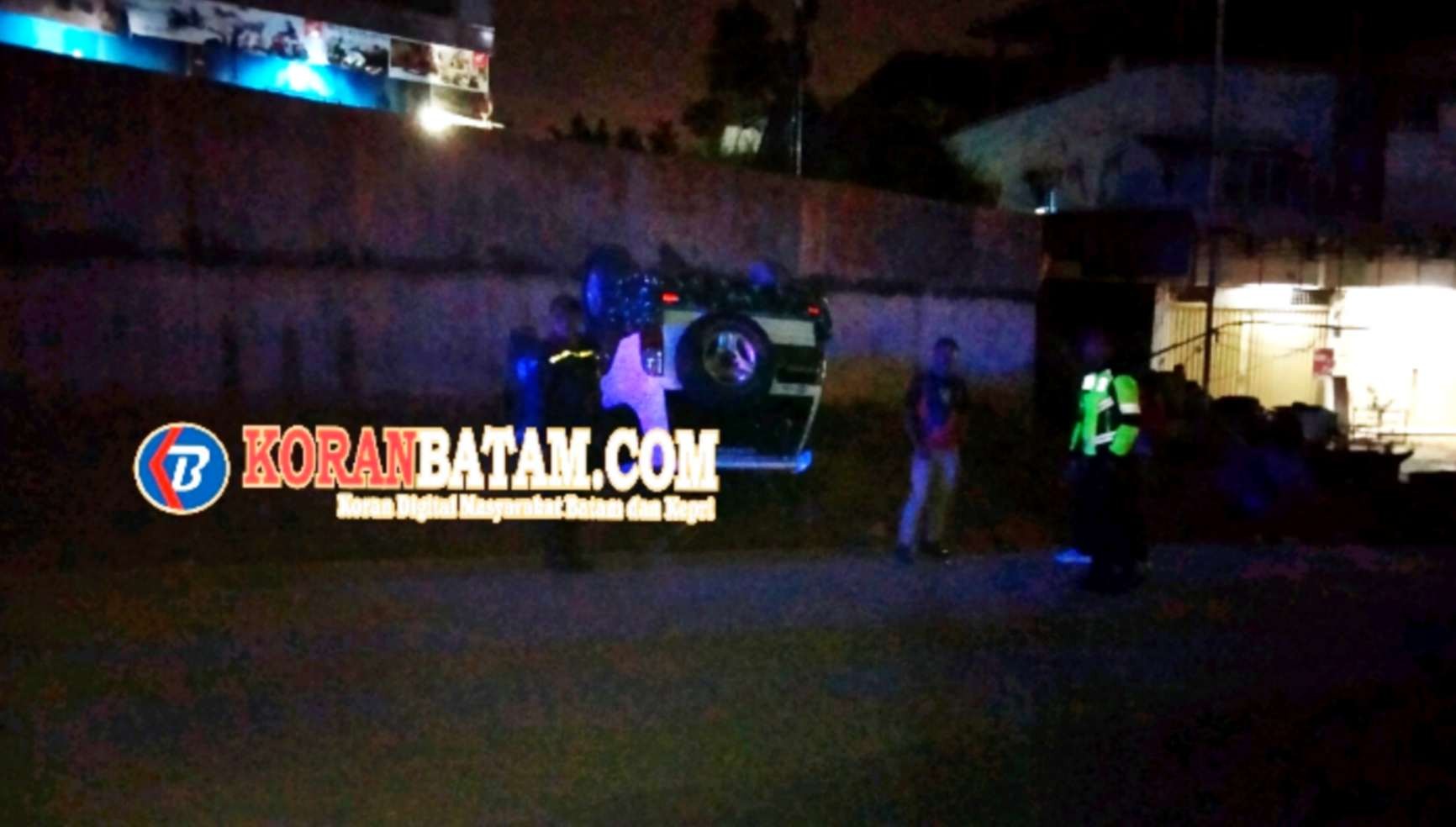Kecelakaan Tunggal, Land Cruiser Prado Terjun Bebas dari Dealer Honda Capella di Bengkong Batam