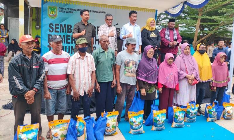 Kepala BP Batam Distribusikan 7.700 Paket Sembako Subsidi di Kecamatan Nongsa