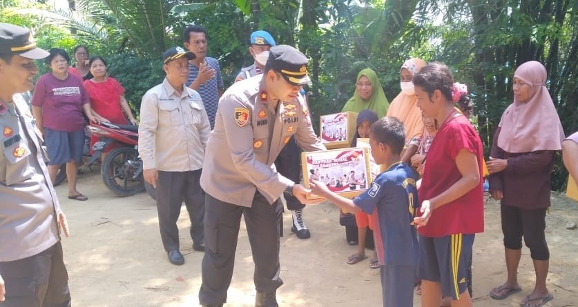 Bantu Masyarakat yang Sulit Beli Bahan Kebutuhan Pokok karena Harga Naik, Polisi Bagikan Sembako di Ruli Kampung Seraya