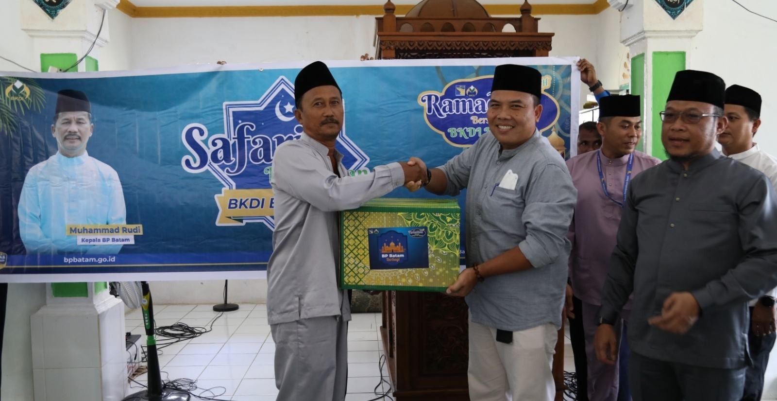 Safari Ramadan, BP Batam Salurkan Bantuan Sosial Pembangunan Masjid Nurul Bahari di Pulau Akar