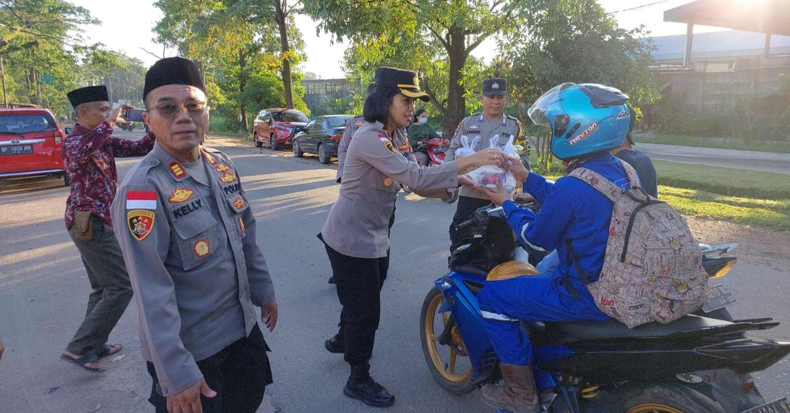 Stop Pengguna Jalan, Polisi dan Bhayangkari Ranting Batuaji Bagikan Takjil Gratis