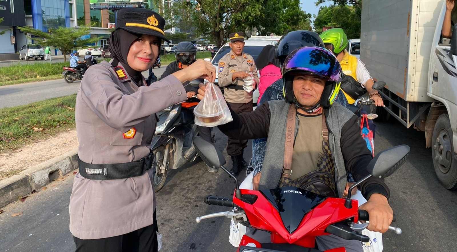 Polisi Turun Atur Lalin Perempatan Depan Hotel Kaliban Batam Kota Sambil Bagi-bagi Takjil