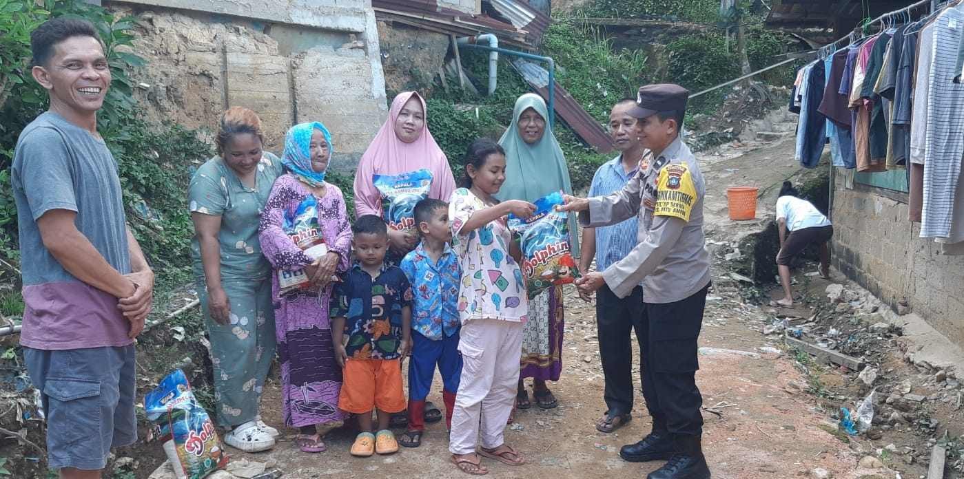 Polsek Batuampar Bagikan Beras secara Door to Door di Pemukiman Padat