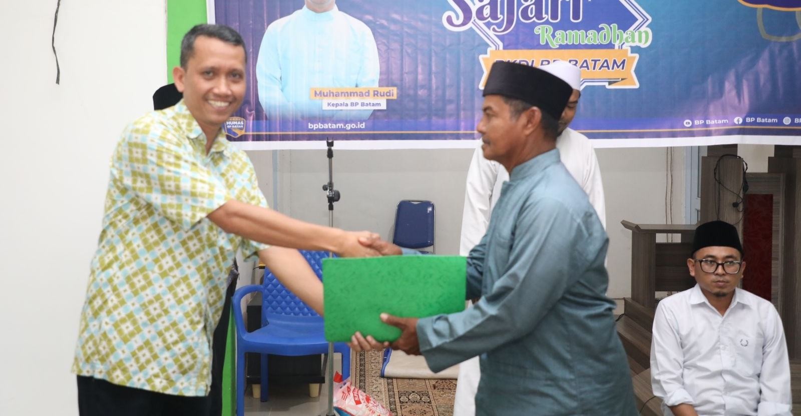 BP Batam Serahkan Bantuan dan Santunan Anak Yatim di Kampung Tua Tiangwangkang
