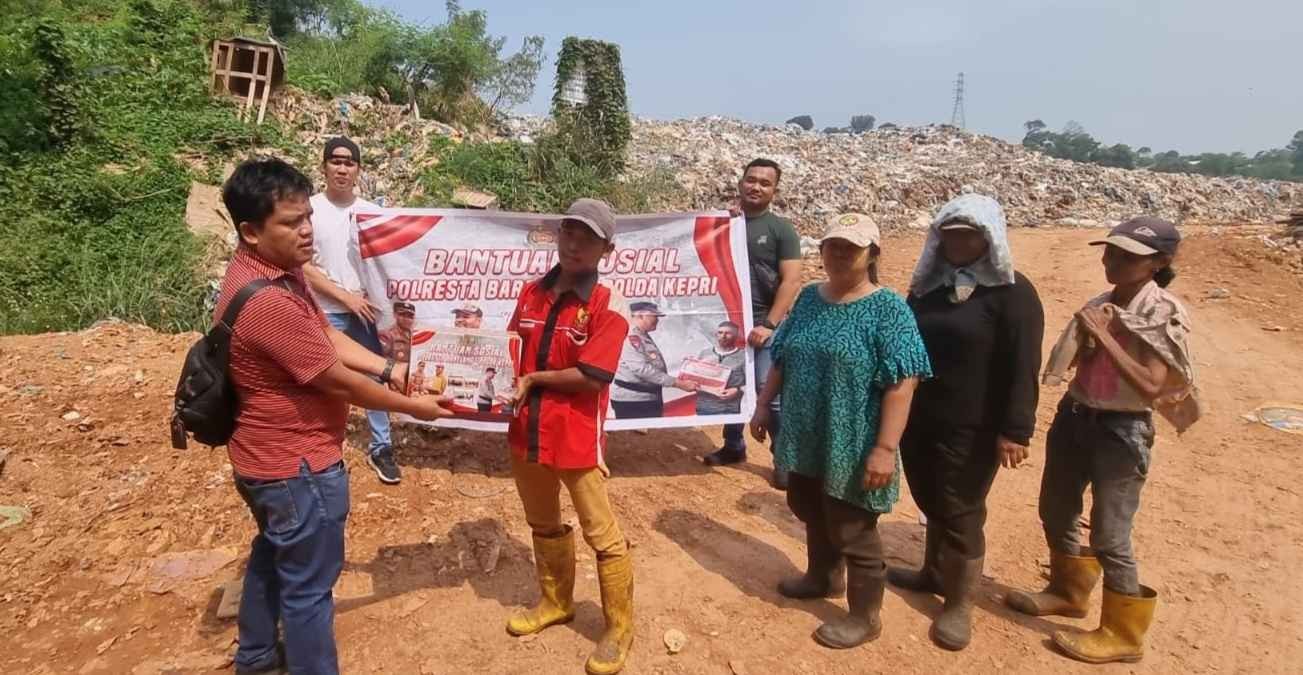 Macan Barelang Bagi-bagi Bansos Paket Sembako ke Puluhan Pemulung di TPA Punggur Batam