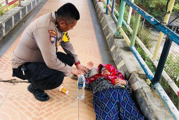Diduga Kelelahan, Emak-emak 44 Tahun Tergeletak Pingsan di Jembatan Penyebrangan Tiban