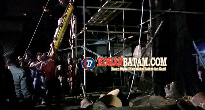 Menegangkan, Evakuasi Laki-laki Meninggal Atas Pohon Besar Tua di Batu Merah Berlangsung 5 Jam