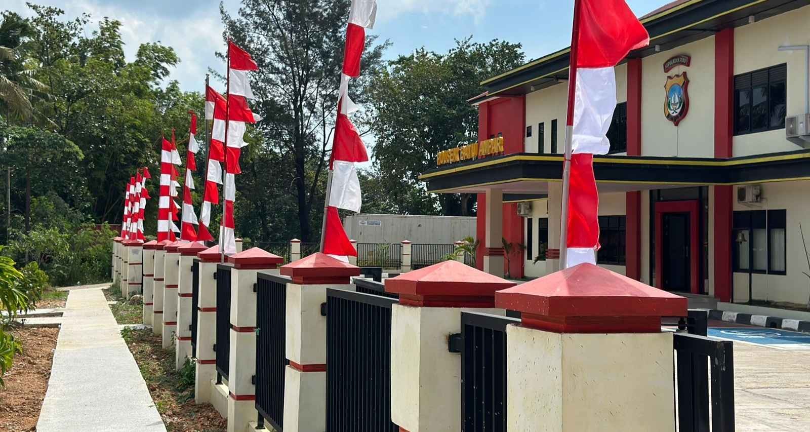Markas Polsek Batuampar Diselimuti Merah Putih, Warga Diminta Pasang Bendera Selama Agustus