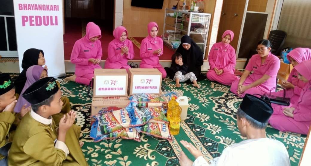 Bhayangkari Ranting Batuampar Salurkan Paket Bansos untuk Sambut HUT RI ke-78