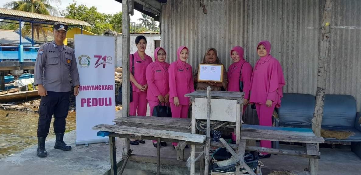 Bhayangkari Ranting Bulang Anjangsana ke Pulau Buluh, Bagi Sembako buat Warga Tak Mampu