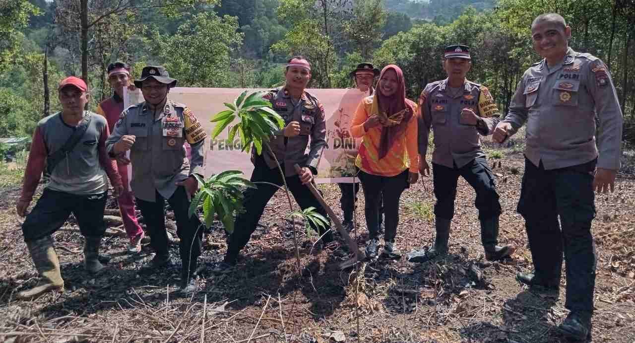 Polsek Sekupang Lakukan Penghijauan di Hutan Kampung Dangas Batam, Tanam Beragam Jenis Pohon