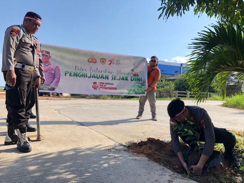 Tanam 4 Jenis Pohon, Polsek Bengkong Serentak Lestarikan Negeri dan Penghijauan Sejak Dini