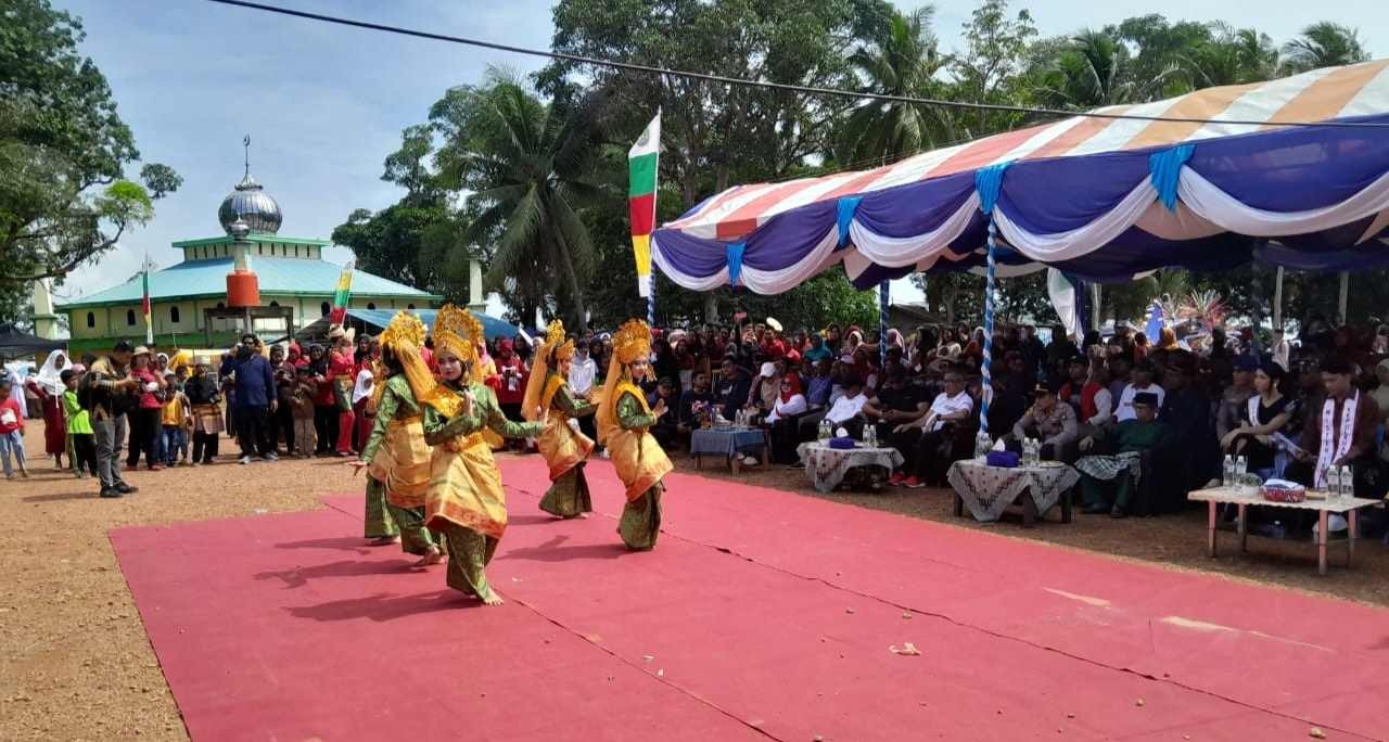 Jefridin dan Kapolsek Adyanto Berbaur Bersama Masyarakat Kecamatan Bulang, Rayakan Puncak Hari Kemerdekaan
