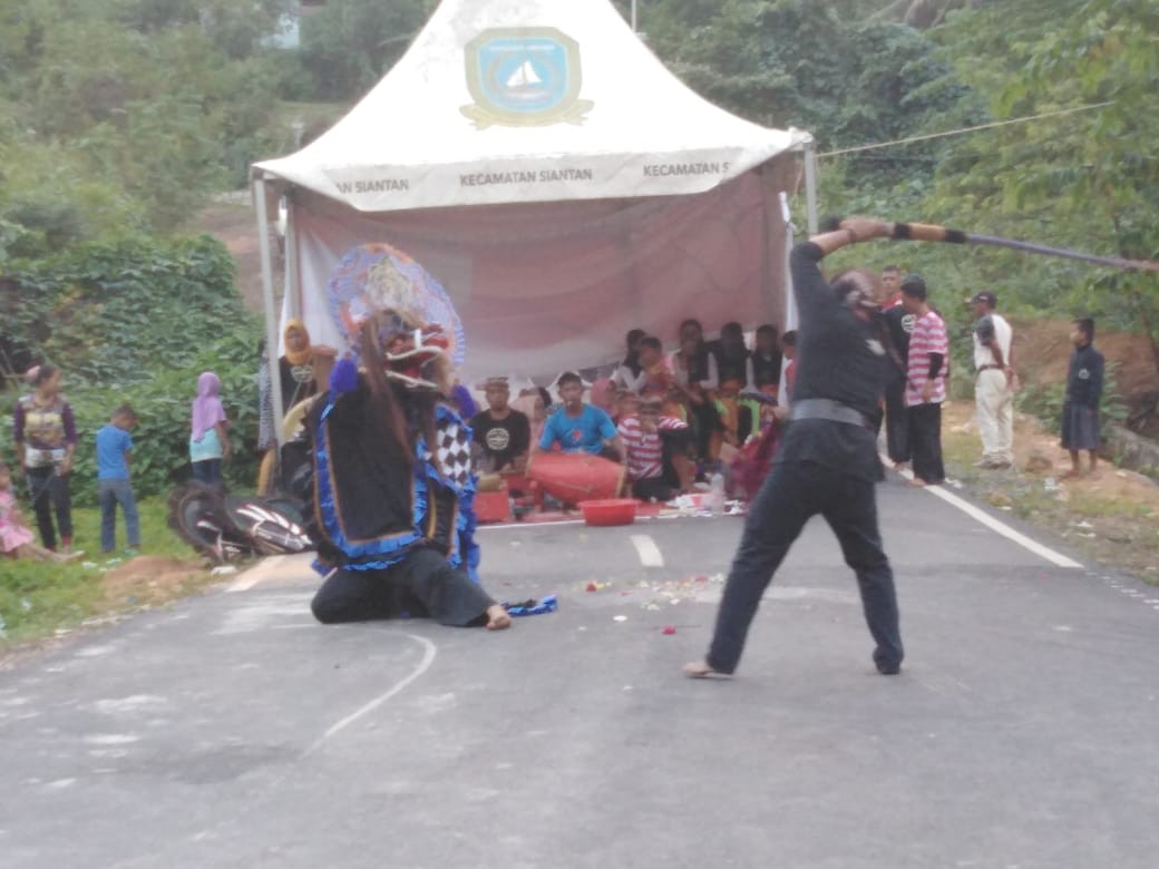 Atraksi Kuda Kepang dan Barongan Memukau Warga Batu Tambun
