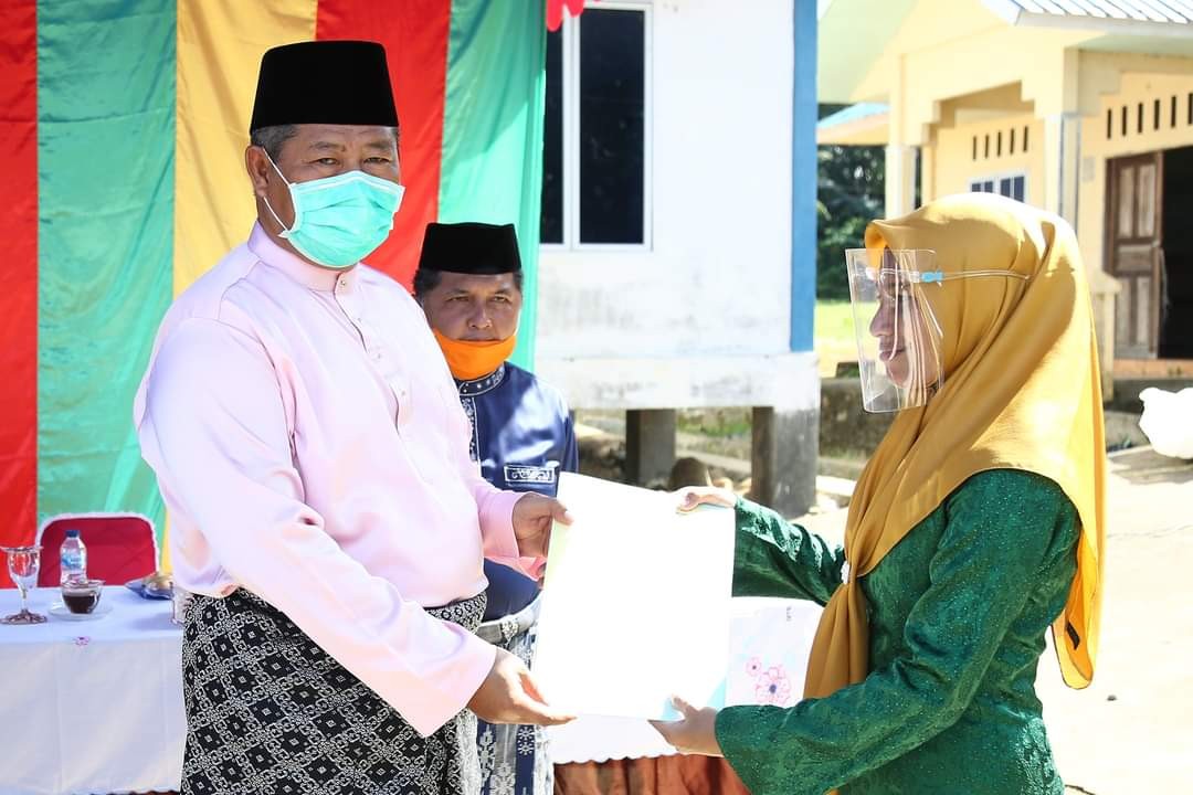 Bupati dan Wakil Bupati Anambas Kunker ke Desa Langir, Serahkan Perpanjangan SK PTT dan GTT