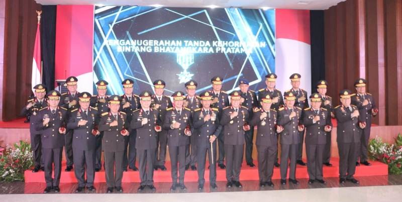 Kapolda Kepri Dianugerahkan Bintang Kehormatan Bhayangkara Pratama