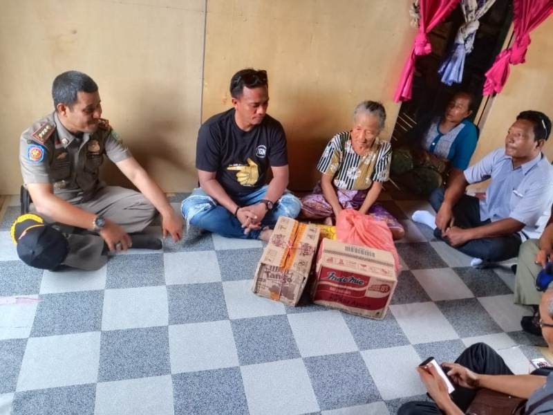 PWI Anambas dan Satpol PP Berikan Bantuan Sembako kepada Warga