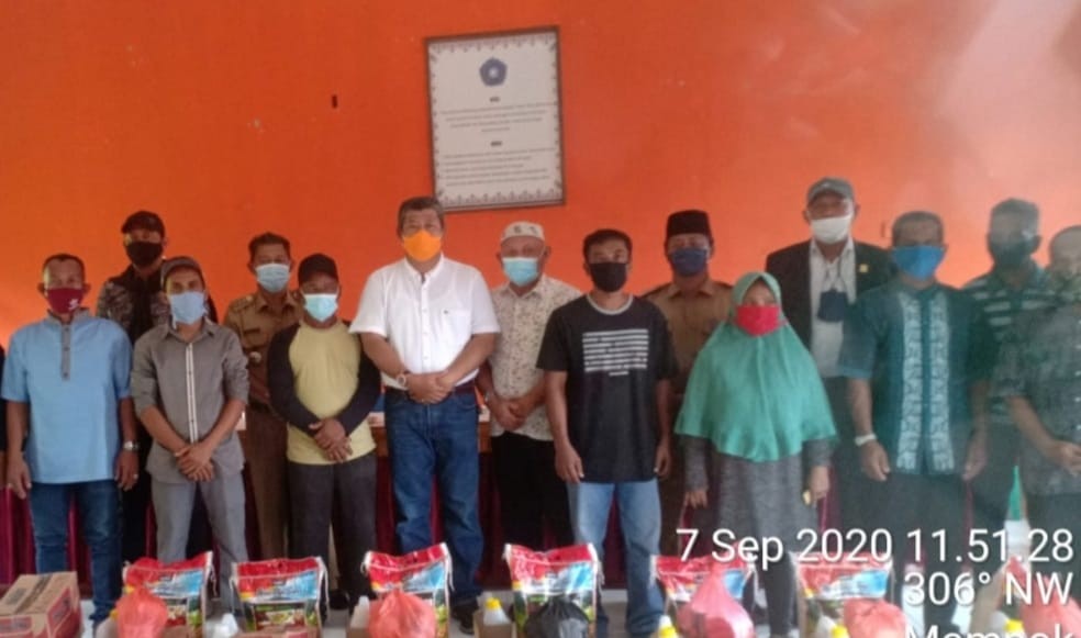 Kunjungi Jemaja, Bupati Abdul Haris Bagikan Sembako Tahap 3