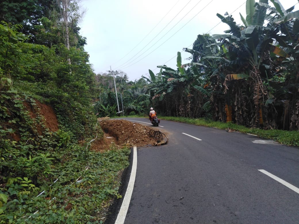 Hati-hati Ada Timbunan Tanah Ditengah Jalan Raya Menuju Pasir Peti